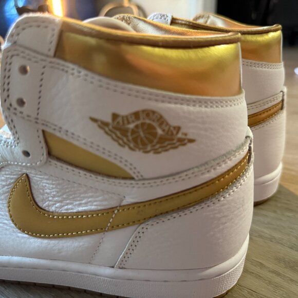 Jordan 1 Retro High OG Metallic Gold - W9.5 - Picture 5 of 8